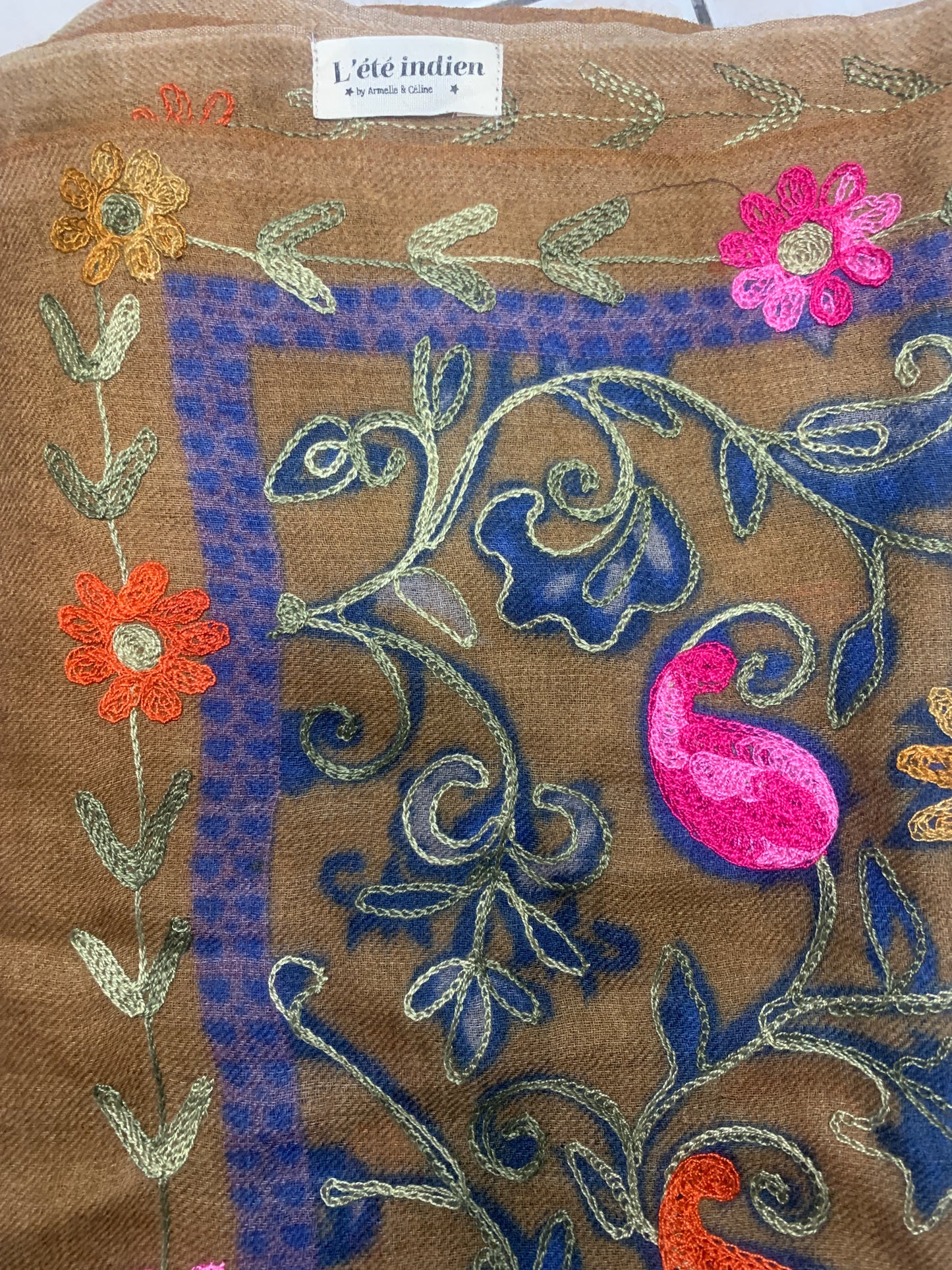 Foulard de laine brodé Sonia numéro 01