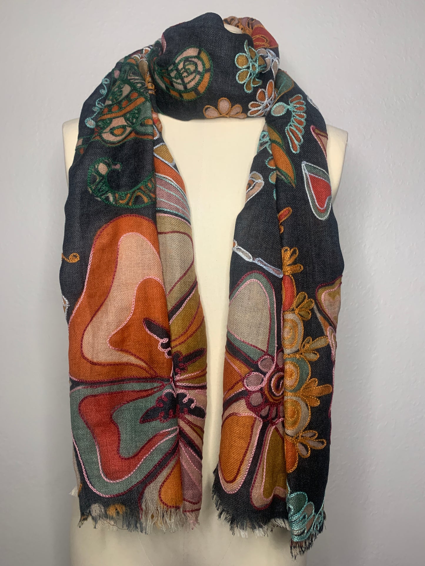 Foulard de laine brodé Sonia numéro 06