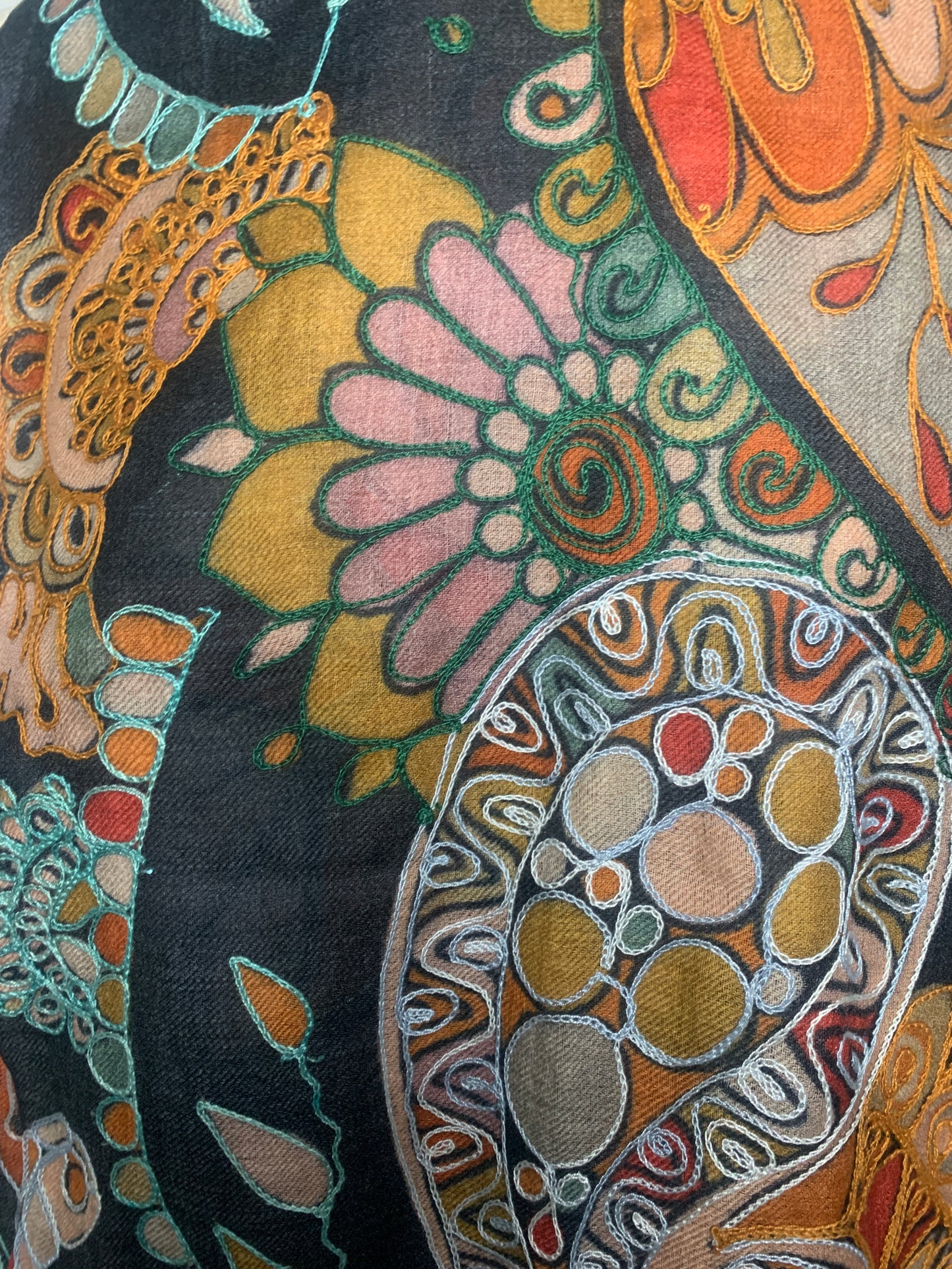 Foulard de laine brodé Sonia numéro 06