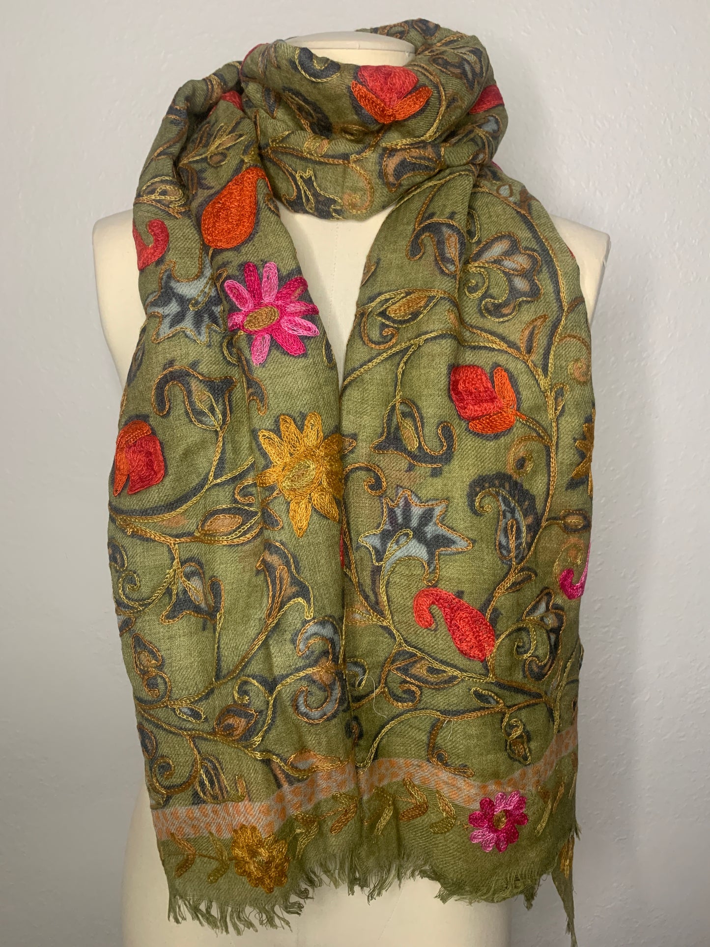 Foulard de laine brodé Sonia numéro 08