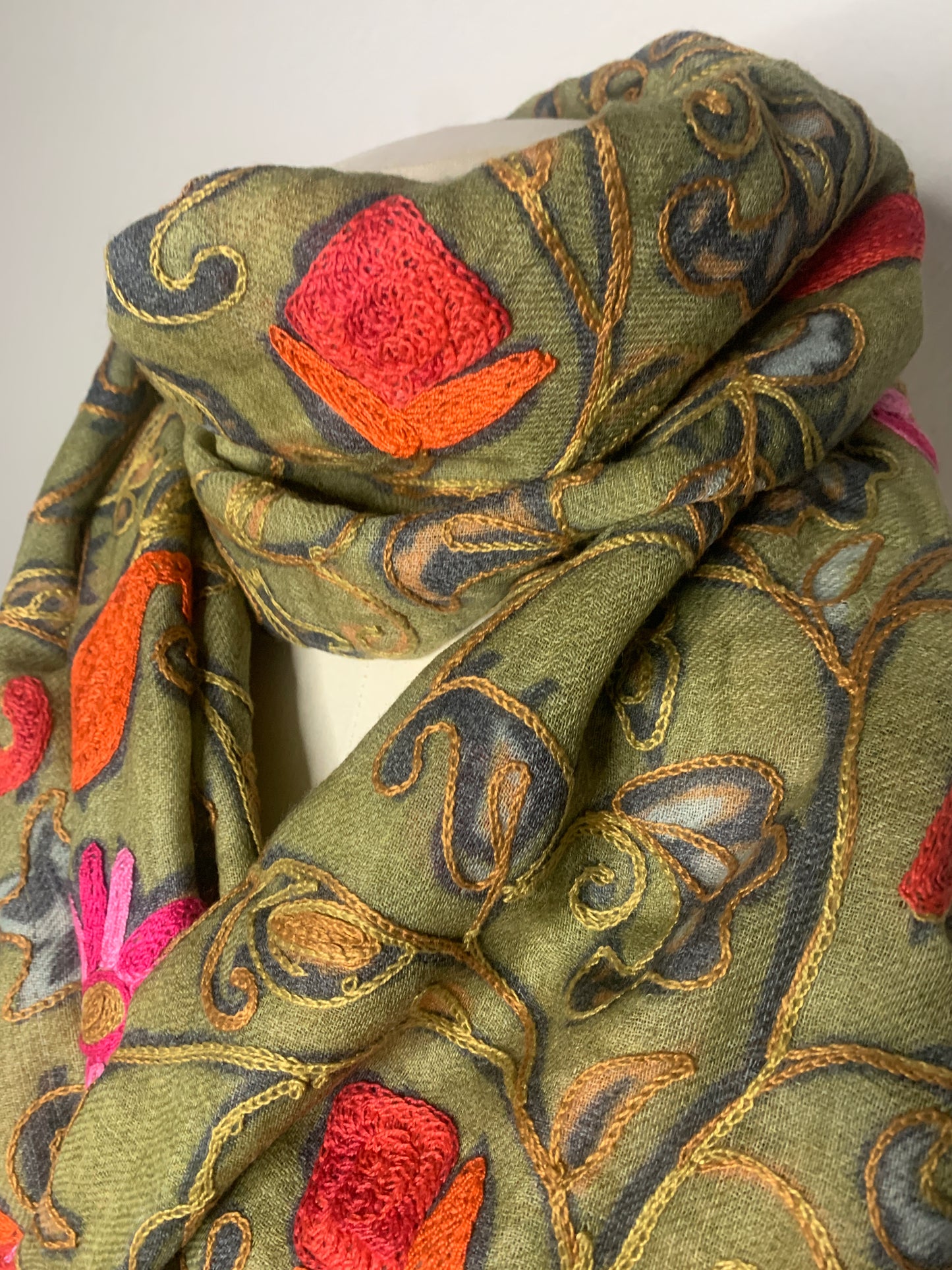 Foulard de laine brodé Sonia numéro 08