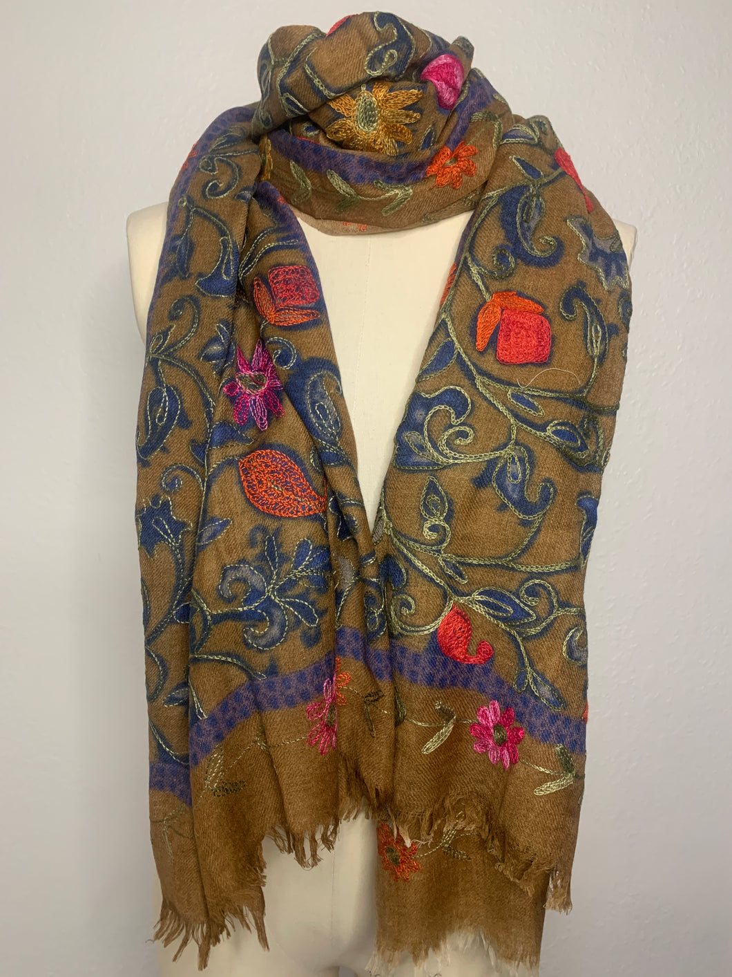 Foulard de laine brodé  Sonia numéro 01